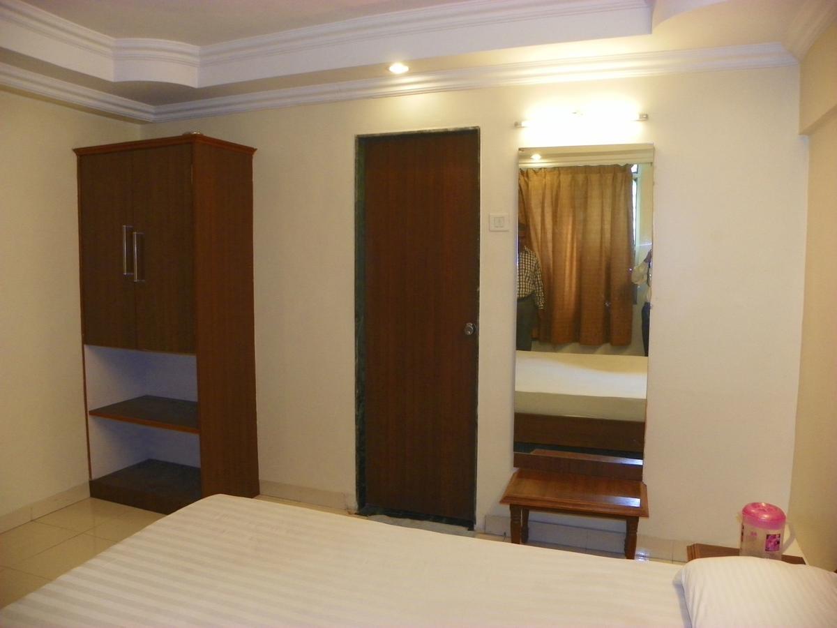 Hotel Rajdeep Pune Exteriör bild